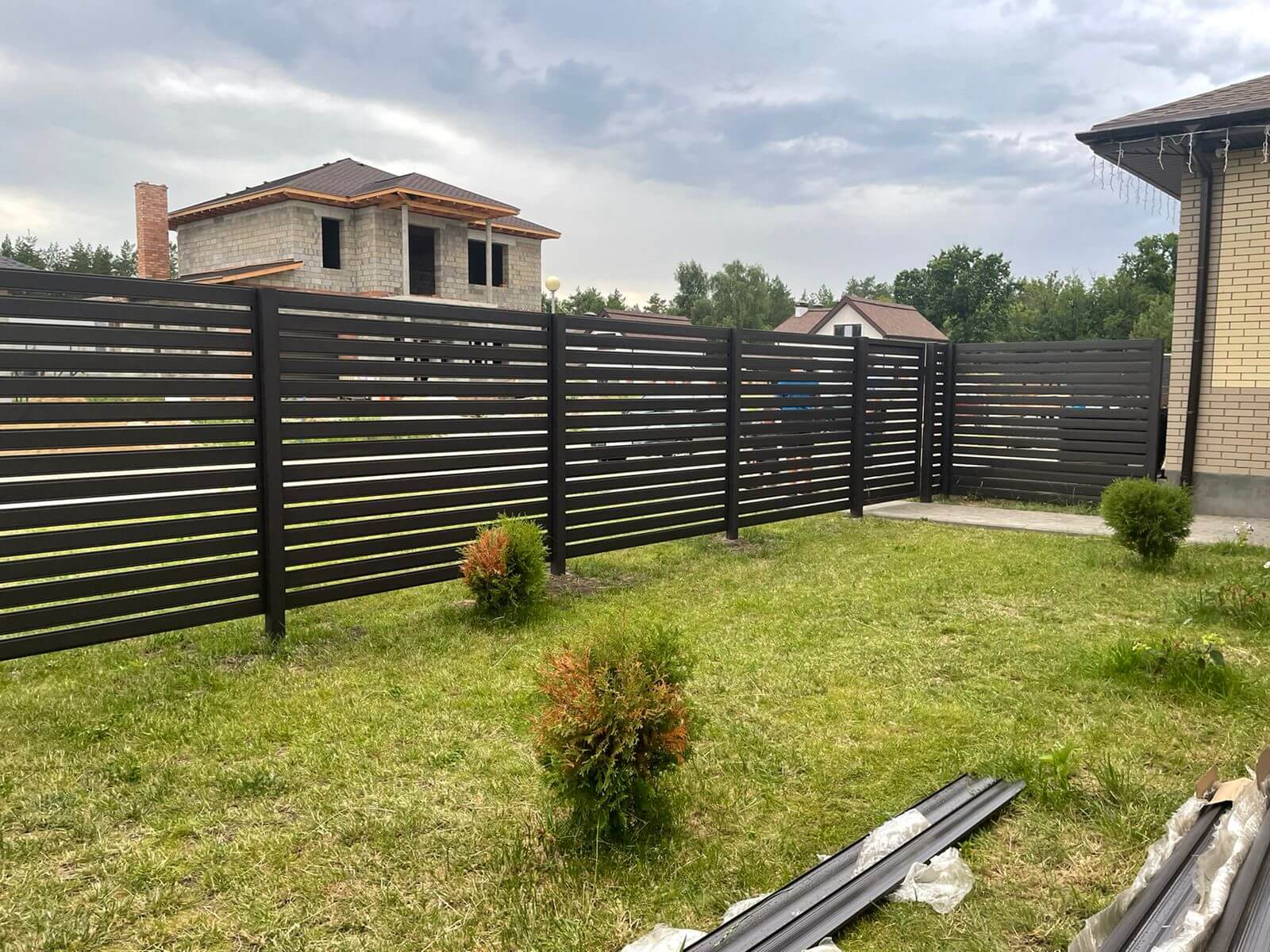 Забор из металлического планкена RAL8019 МАТТЕ фото2 в Атырау