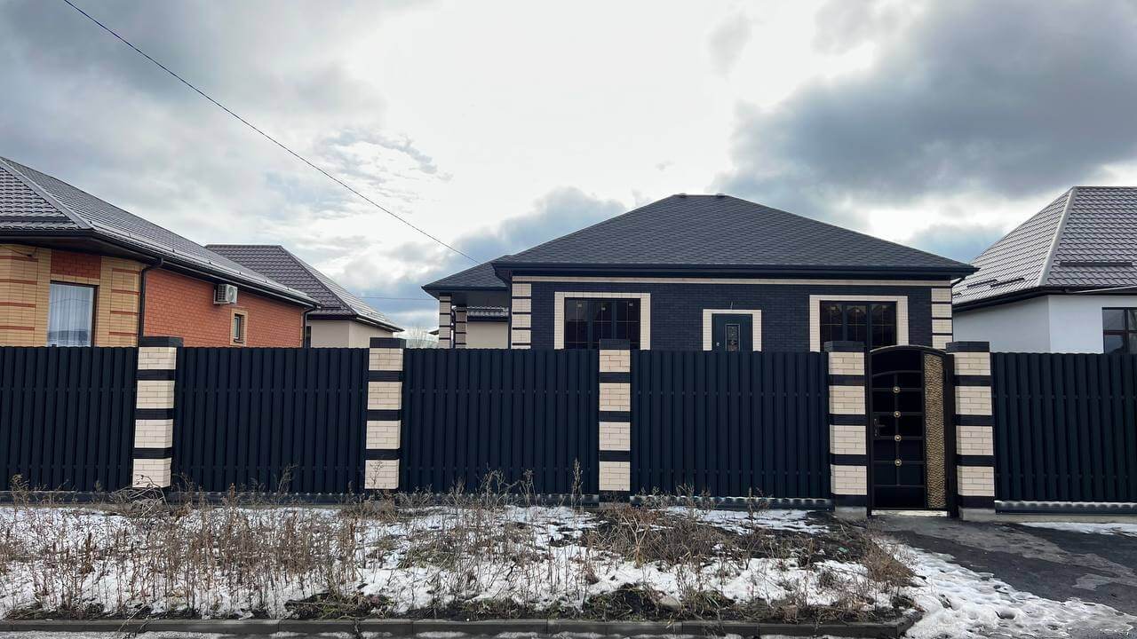 Забор из металлического штакетника RAL9005 Черный МАТТЕ фото 3 в Атырау