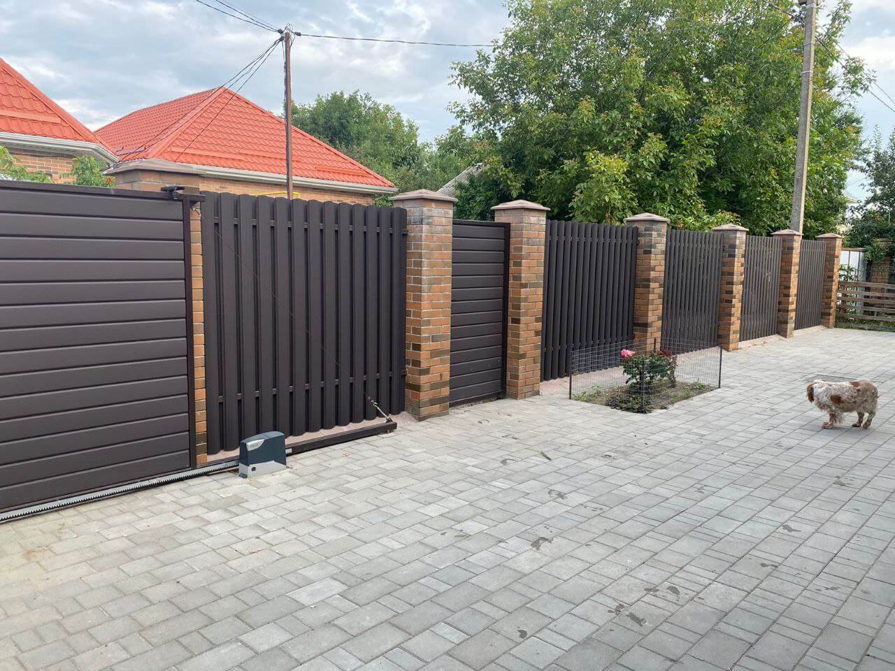 Забор из штакетника полукруглого 22м RAL8019 Темный Шоколад МАТТЕ фото 2 в Атырау