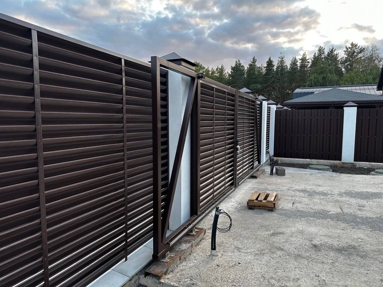 Забор-жалюзи с ламелями еврожалюзи 30м Дуб Мореный Printech фото 2 в Атырау