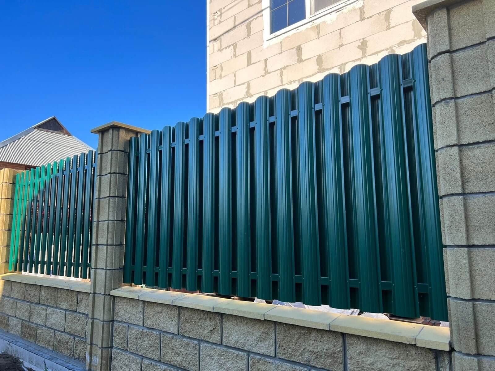 Забор из евроштакетника 22м RAL6005/6005 Зеленый Мох двусторонний фото 7 в Атырау