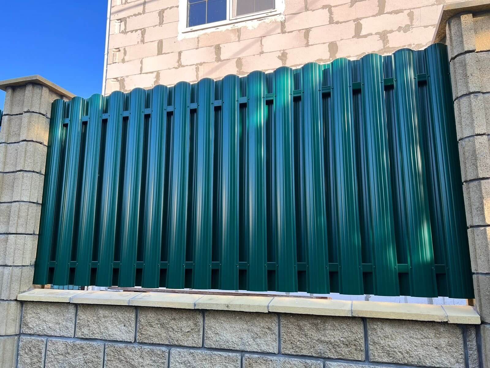 Забор из евроштакетника 22м RAL6005/6005 Зеленый Мох двусторонний фото 2 в Атырау