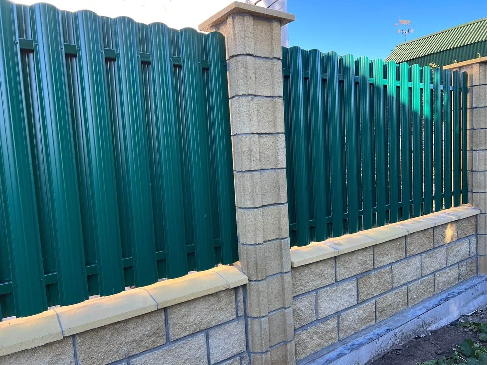 Забор из евроштакетника 22м RAL6005/6005 Зеленый Мох двусторонний фото 1 в Атырау