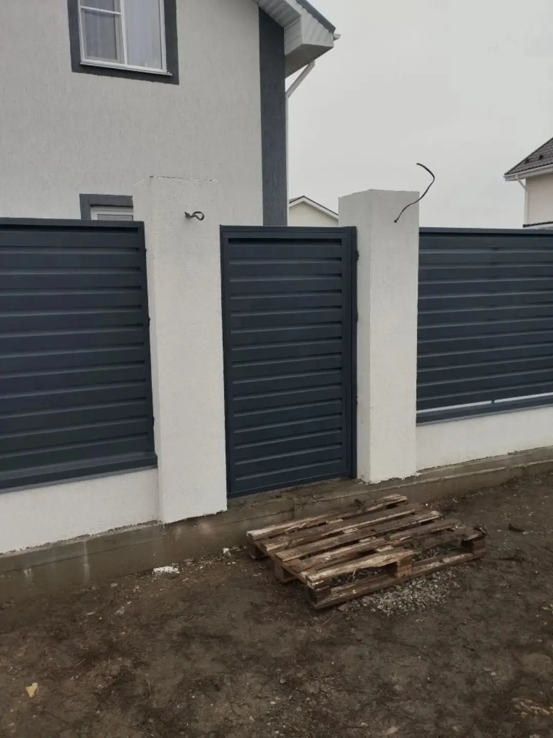 Забор-жалюзи из ламелей Хай-Тек 12м RAL7024 Серый Графит МАТТЕ фото 1 в Атырау