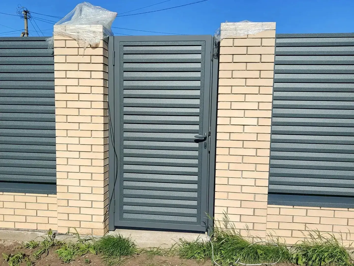 Забор-жалюзи из ламелей Реснички 16м RAL7024 Серый Графит Стальной Бархат фото 2 в Атырау