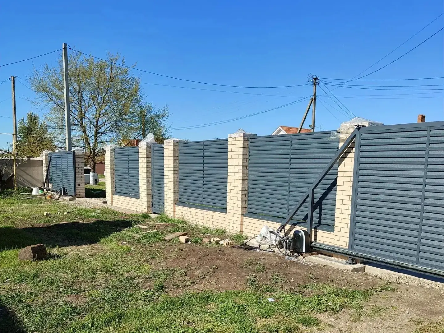 Забор-жалюзи из ламелей Реснички 16м RAL7024 Серый Графит Стальной Бархат фото 1 в Атырау