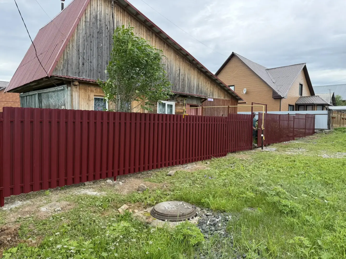 Забор из евроштакетника 24м RAL3005/3005 Красное Вино двусторонний фото 3 в Атырау