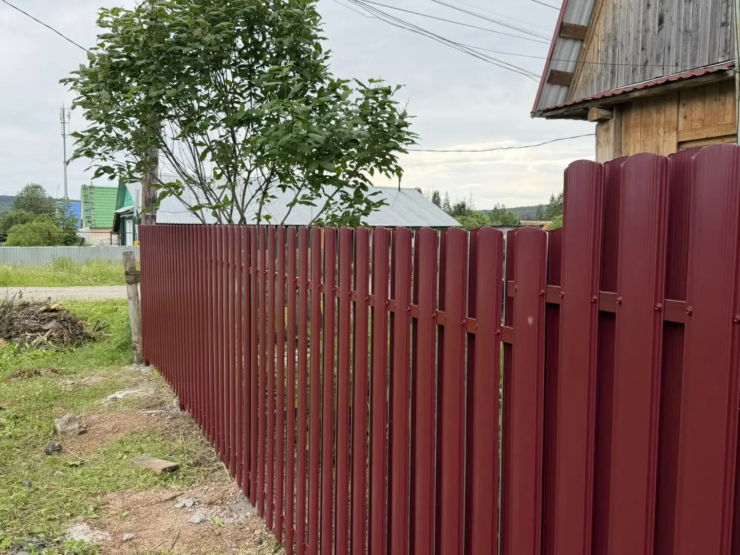 Забор из евроштакетника 24м RAL3005/3005 Красное Вино двусторонний фото 2 в Атырау